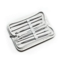 UNIQ Comedonen Toolkit – 7‑delige Hudormverwijderaar Set in Wit Etuí